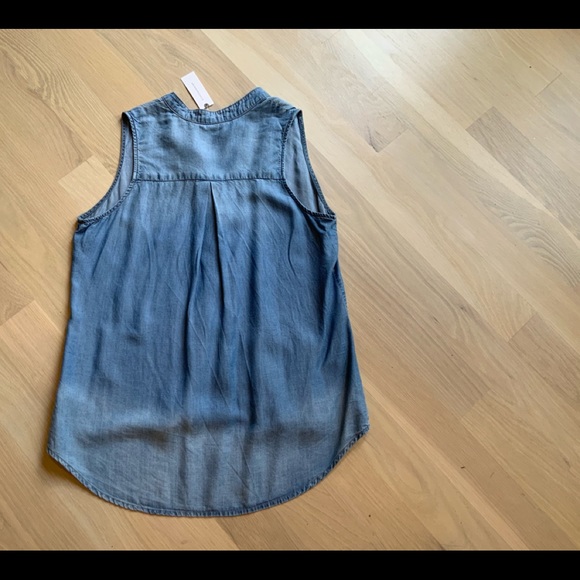 CLOTH AND STONE Chambray V-neck Sleeveless Top - Picture 4 of 6